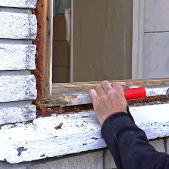 Lille rådskade i vinduesramme: Fjern al råddent træ Lille rådskade i vinduesramme: Fjern al råddent træ